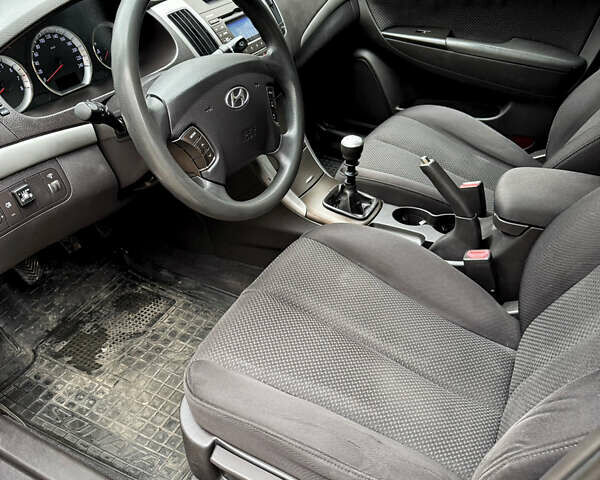 Серый Хендай Соната, объемом двигателя 2 л и пробегом 234 тыс. км за 5500 $, фото 17 на Automoto.ua