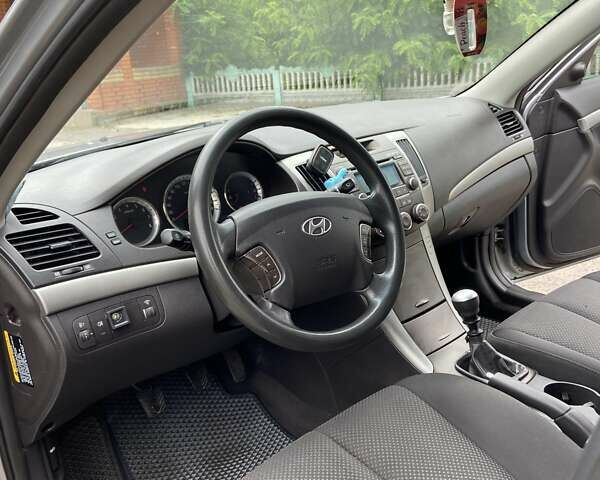 Хендай Соната 2008 у Сарнах на Automoto.ua Сірий Хендай Соната, об'ємом двигуна 2 л та пробігом 208 тис. км за 7100 $, фото 3 на Automoto.ua