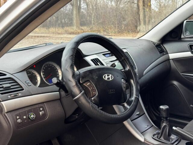 Сірий Хендай Соната, об'ємом двигуна 2 л та пробігом 180 тис. км за 5700 $, фото 11 на Automoto.ua