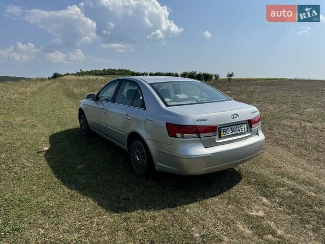 Серый Хендай Соната, объемом двигателя 2 л и пробегом 343 тыс. км за 4300 $, фото 4 на Automoto.ua