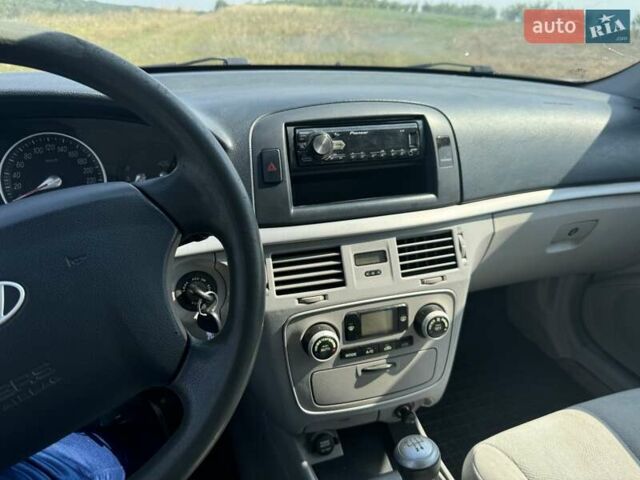 Серый Хендай Соната, объемом двигателя 2 л и пробегом 343 тыс. км за 4300 $, фото 13 на Automoto.ua