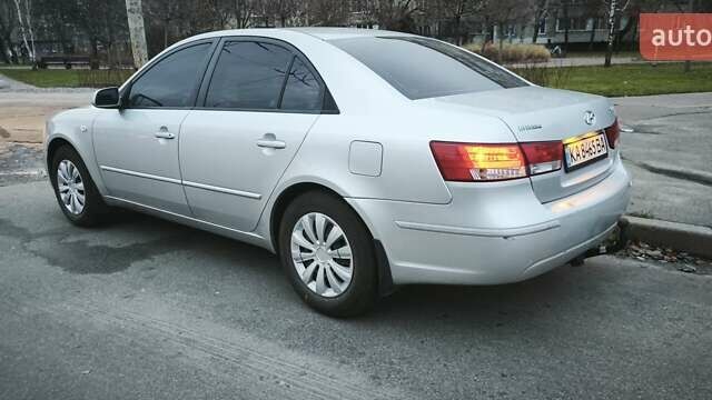 Серый Хендай Соната, объемом двигателя 2 л и пробегом 354 тыс. км за 5200 $, фото 6 на Automoto.ua