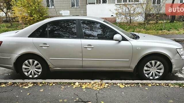 Серый Хендай Соната, объемом двигателя 2 л и пробегом 354 тыс. км за 5300 $, фото 10 на Automoto.ua