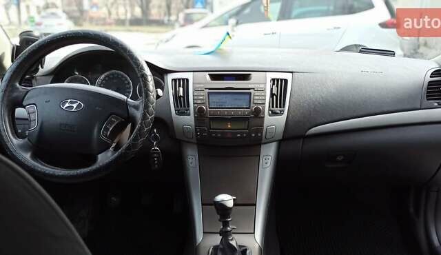 Сірий Хендай Соната, об'ємом двигуна 2 л та пробігом 288 тис. км за 6500 $, фото 10 на Automoto.ua