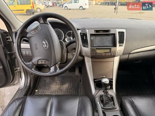 Сірий Хендай Соната, об'ємом двигуна 2 л та пробігом 237 тис. км за 7300 $, фото 14 на Automoto.ua