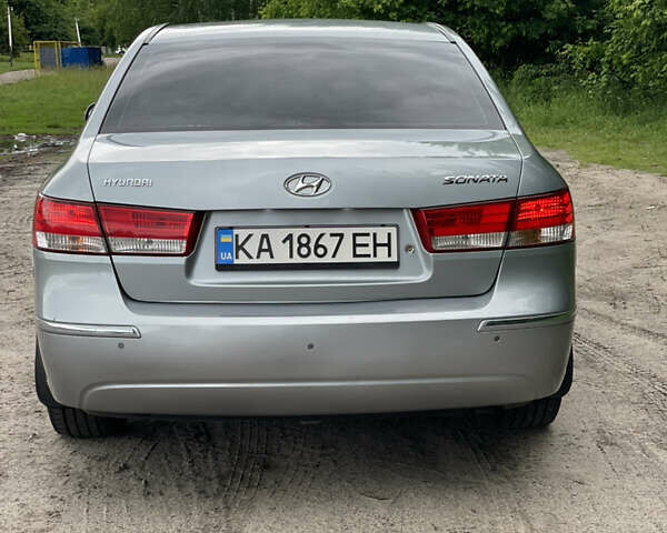 Серый Хендай Соната, объемом двигателя 2.4 л и пробегом 320 тыс. км за 7400 $, фото 4 на Automoto.ua