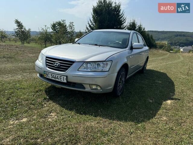 Серый Хендай Соната, объемом двигателя 2 л и пробегом 343 тыс. км за 4300 $, фото 3 на Automoto.ua