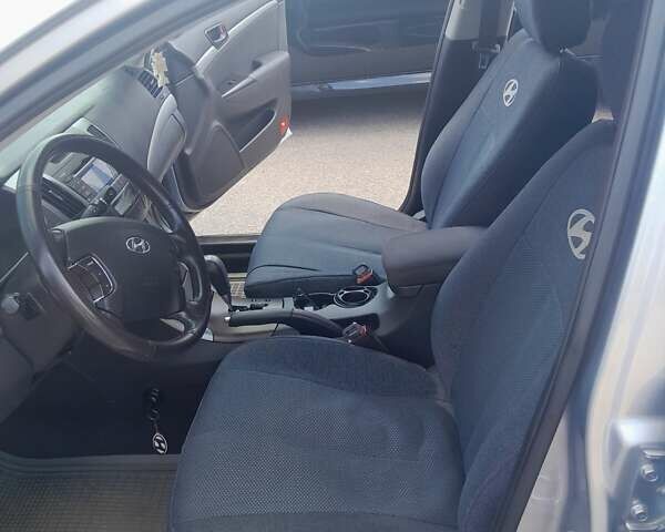 Сірий Хендай Соната, об'ємом двигуна 2 л та пробігом 132 тис. км за 9200 $, фото 4 на Automoto.ua