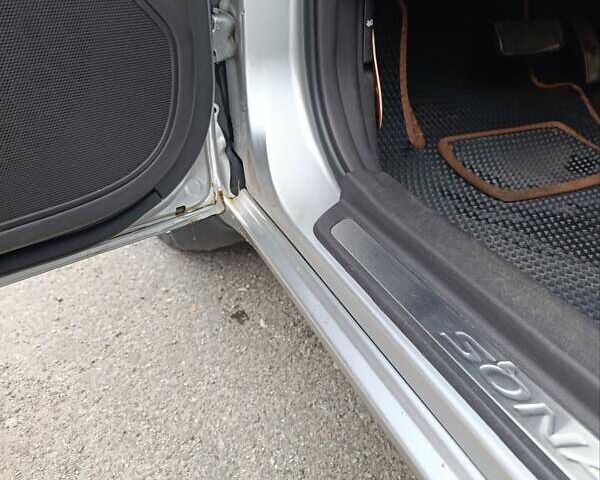 Сірий Хендай Соната, об'ємом двигуна 2.36 л та пробігом 300 тис. км за 5500 $, фото 20 на Automoto.ua