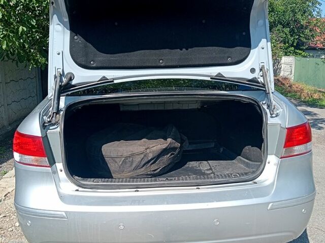 Серый Хендай Соната, объемом двигателя 2 л и пробегом 188 тыс. км за 7500 $, фото 6 на Automoto.ua