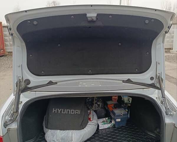 Сірий Хендай Соната, об'ємом двигуна 2.36 л та пробігом 300 тис. км за 5500 $, фото 11 на Automoto.ua