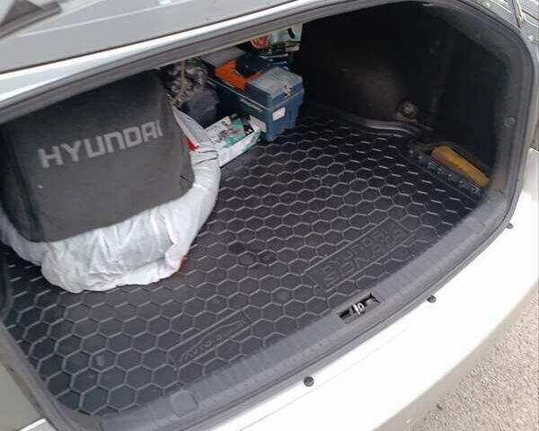 Сірий Хендай Соната, об'ємом двигуна 2.36 л та пробігом 300 тис. км за 5500 $, фото 12 на Automoto.ua