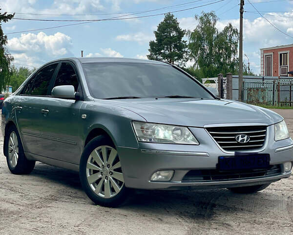 Серый Хендай Соната, объемом двигателя 2.4 л и пробегом 320 тыс. км за 7400 $, фото 2 на Automoto.ua