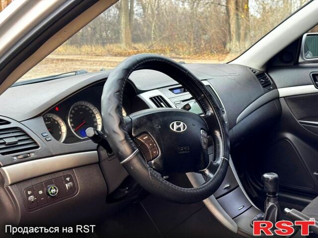 Сірий Хендай Соната, об'ємом двигуна 2 л та пробігом 180 тис. км за 5700 $, фото 8 на Automoto.ua