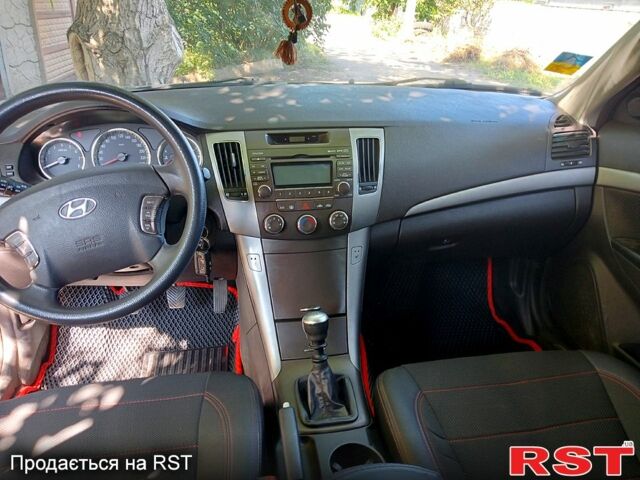 Серый Хендай Соната, объемом двигателя 2 л и пробегом 188 тыс. км за 7500 $, фото 2 на Automoto.ua