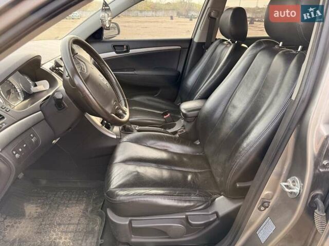 Сірий Хендай Соната, об'ємом двигуна 2 л та пробігом 237 тис. км за 7300 $, фото 8 на Automoto.ua
