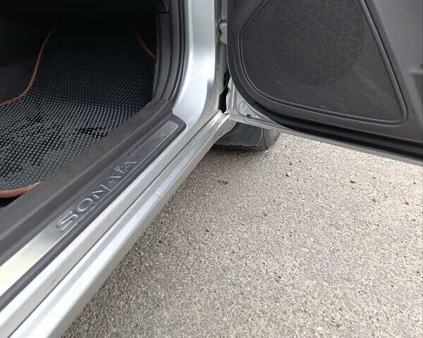 Сірий Хендай Соната, об'ємом двигуна 2.36 л та пробігом 300 тис. км за 5500 $, фото 34 на Automoto.ua