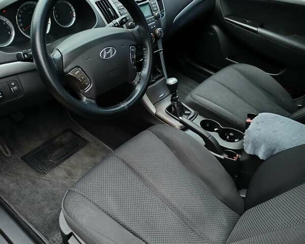 Серый Хендай Соната, объемом двигателя 2 л и пробегом 250 тыс. км за 5999 $, фото 8 на Automoto.ua