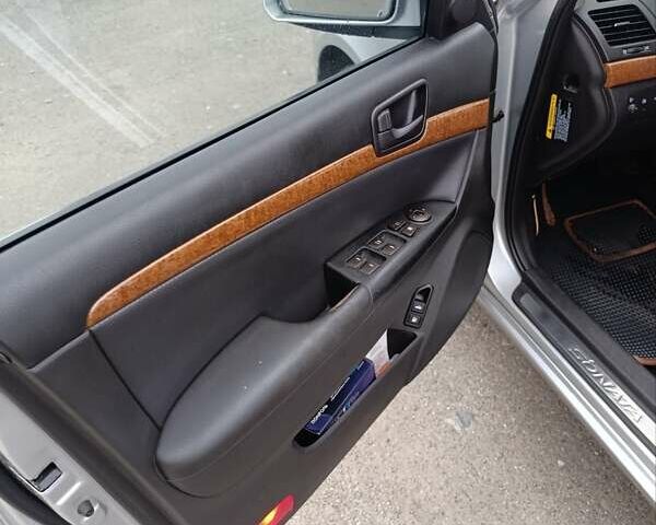 Сірий Хендай Соната, об'ємом двигуна 2.36 л та пробігом 300 тис. км за 5500 $, фото 21 на Automoto.ua