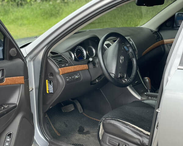 Серый Хендай Соната, объемом двигателя 2.4 л и пробегом 320 тыс. км за 7400 $, фото 6 на Automoto.ua