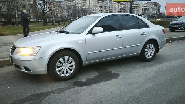 Серый Хендай Соната, объемом двигателя 2 л и пробегом 354 тыс. км за 5200 $, фото 1 на Automoto.ua