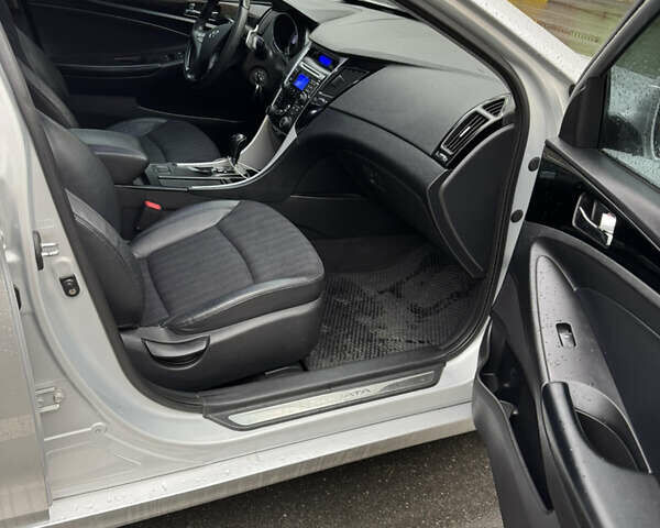 Серый Хендай Соната, объемом двигателя 2.36 л и пробегом 202 тыс. км за 7500 $, фото 11 на Automoto.ua