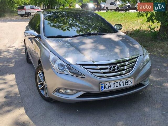Серый Хендай Соната, объемом двигателя 2.4 л и пробегом 256 тыс. км за 9500 $, фото 4 на Automoto.ua