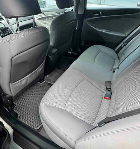 Серый Хендай Соната, объемом двигателя 2.4 л и пробегом 305 тыс. км за 8000 $, фото 15 на Automoto.ua