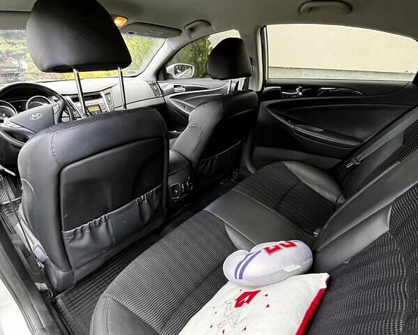 Сірий Хендай Соната, об'ємом двигуна 2.36 л та пробігом 47 тис. км за 12000 $, фото 6 на Automoto.ua