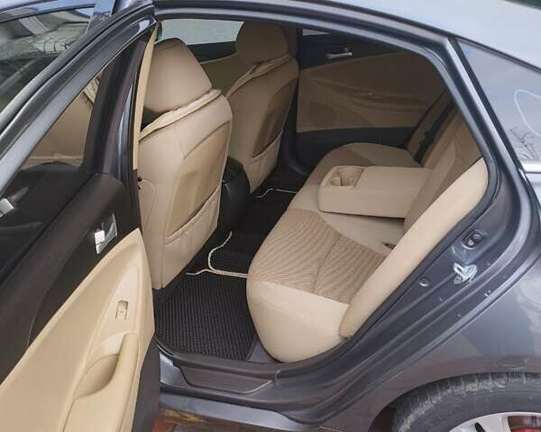 Сірий Хендай Соната, об'ємом двигуна 2.36 л та пробігом 142 тис. км за 8500 $, фото 6 на Automoto.ua