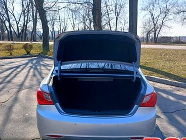 Сірий Хендай Соната, об'ємом двигуна 2 л та пробігом 112 тис. км за 9000 $, фото 1 на Automoto.ua