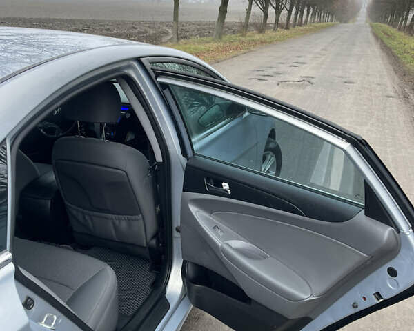 Серый Хендай Соната, объемом двигателя 2.4 л и пробегом 305 тыс. км за 8000 $, фото 4 на Automoto.ua