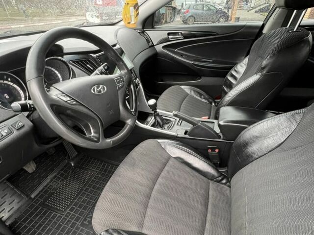 Серый Хендай Соната, объемом двигателя 2.4 л и пробегом 270 тыс. км за 7900 $, фото 11 на Automoto.ua