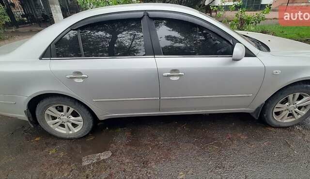 Сірий Хендай Соната, об'ємом двигуна 2 л та пробігом 238 тис. км за 7000 $, фото 1 на Automoto.ua