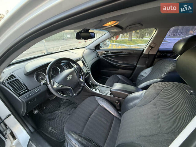 Серый Хендай Соната, объемом двигателя 2.36 л и пробегом 331 тыс. км за 10000 $, фото 12 на Automoto.ua