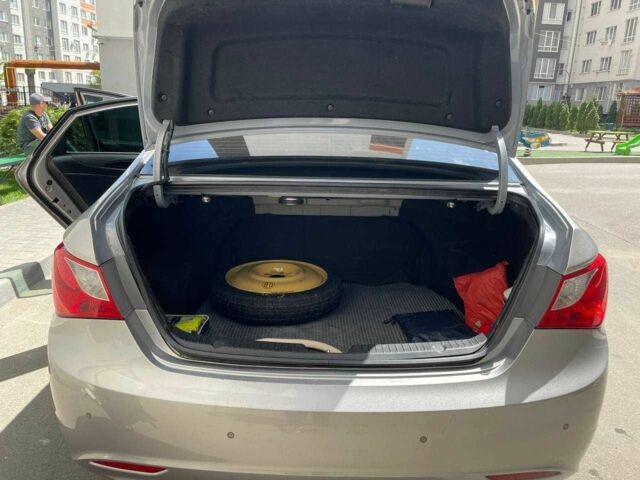 Серый Хендай Соната, объемом двигателя 0 л и пробегом 293 тыс. км за 7300 $, фото 9 на Automoto.ua