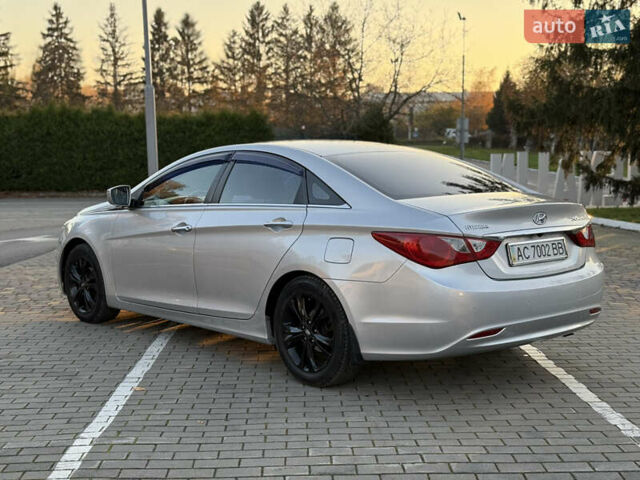 Серый Хендай Соната, объемом двигателя 2.36 л и пробегом 331 тыс. км за 10000 $, фото 4 на Automoto.ua