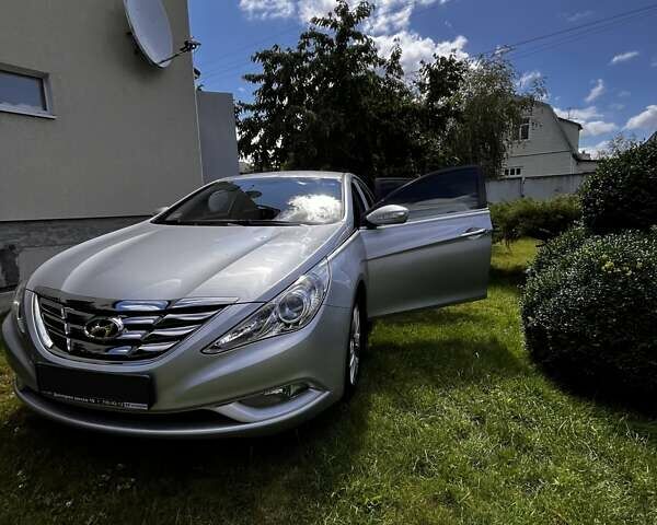 Сірий Хендай Соната, об'ємом двигуна 2.36 л та пробігом 47 тис. км за 12000 $, фото 13 на Automoto.ua
