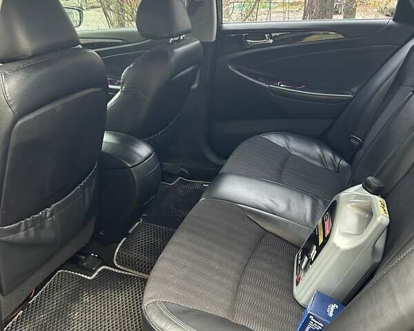 Серый Хендай Соната, объемом двигателя 2 л и пробегом 277 тыс. км за 6500 $, фото 14 на Automoto.ua