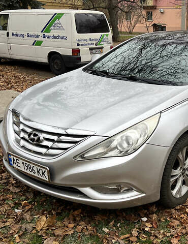 Сірий Хендай Соната, об'ємом двигуна 2.36 л та пробігом 207 тис. км за 8500 $, фото 1 на Automoto.ua