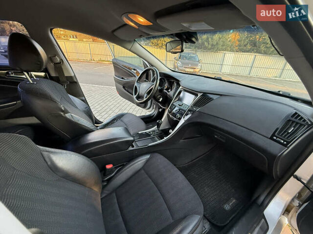 Серый Хендай Соната, объемом двигателя 2.36 л и пробегом 331 тыс. км за 10000 $, фото 11 на Automoto.ua