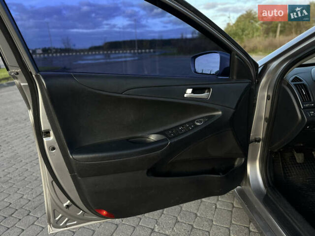 Сірий Хендай Соната, об'ємом двигуна 2 л та пробігом 265 тис. км за 7200 $, фото 10 на Automoto.ua