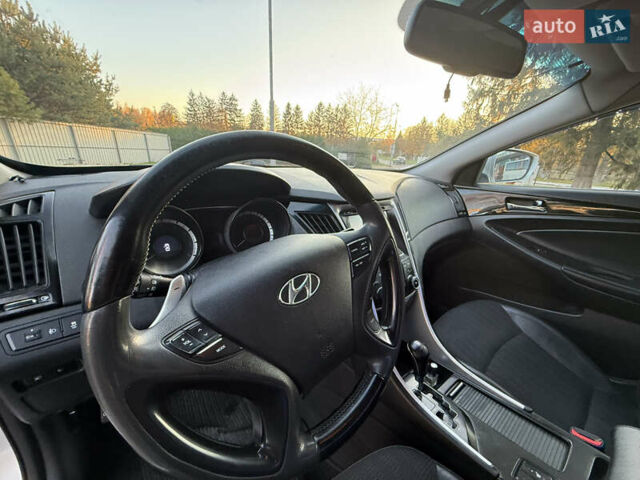 Серый Хендай Соната, объемом двигателя 2.36 л и пробегом 331 тыс. км за 10000 $, фото 7 на Automoto.ua