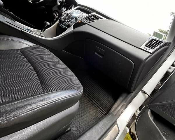 Сірий Хендай Соната, об'ємом двигуна 2.36 л та пробігом 47 тис. км за 12000 $, фото 2 на Automoto.ua