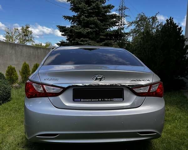 Сірий Хендай Соната, об'ємом двигуна 2.36 л та пробігом 47 тис. км за 12000 $, фото 16 на Automoto.ua
