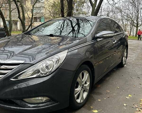 Серый Хендай Соната, объемом двигателя 2 л и пробегом 277 тыс. км за 6500 $, фото 1 на Automoto.ua