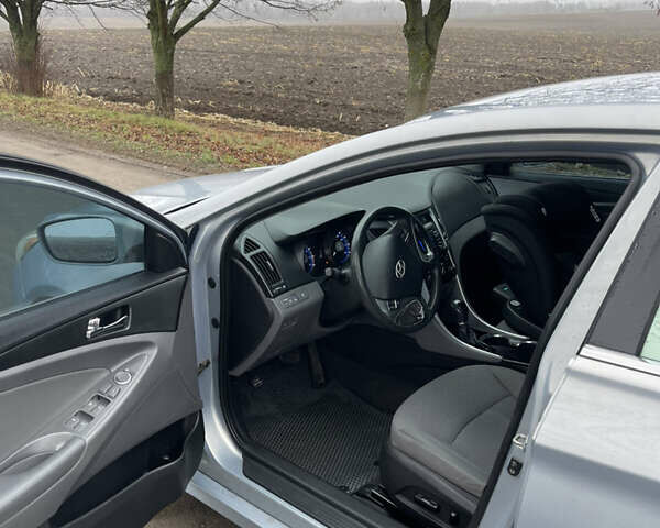 Серый Хендай Соната, объемом двигателя 2.4 л и пробегом 305 тыс. км за 8000 $, фото 6 на Automoto.ua