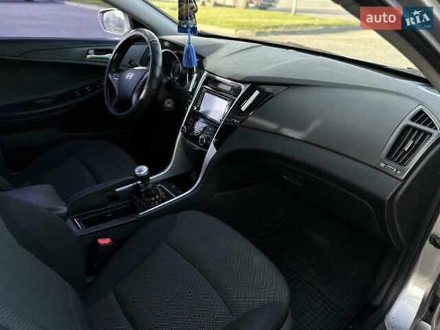 Сірий Хендай Соната, об'ємом двигуна 2 л та пробігом 265 тис. км за 7200 $, фото 15 на Automoto.ua