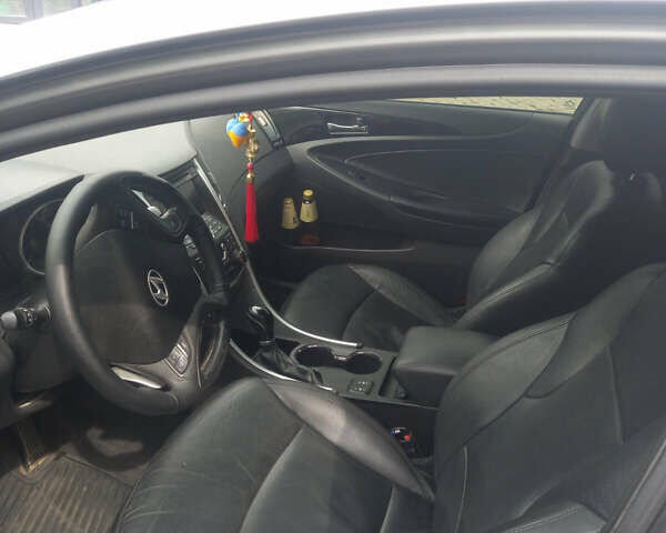 Серый Хендай Соната, объемом двигателя 2 л и пробегом 198 тыс. км за 9500 $, фото 9 на Automoto.ua