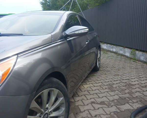 Серый Хендай Соната, объемом двигателя 2 л и пробегом 198 тыс. км за 9500 $, фото 4 на Automoto.ua